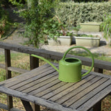 regadera verde jardín