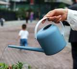 Regadera de plástico con pico largo