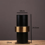 Jarrón negro y dorado.