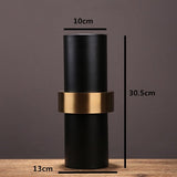 Jarrón negro y dorado.