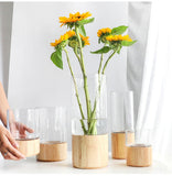 florero de vidrio y madera
