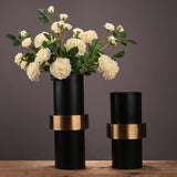 jarrón negro y dorado