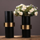 jarrón negro y dorado