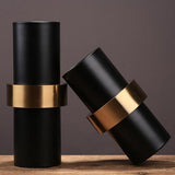 jarrón de diseño en oro negro