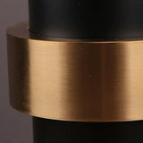 Jarrón negro y dorado.