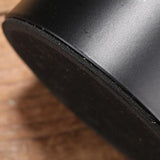 Jarrón negro y dorado.